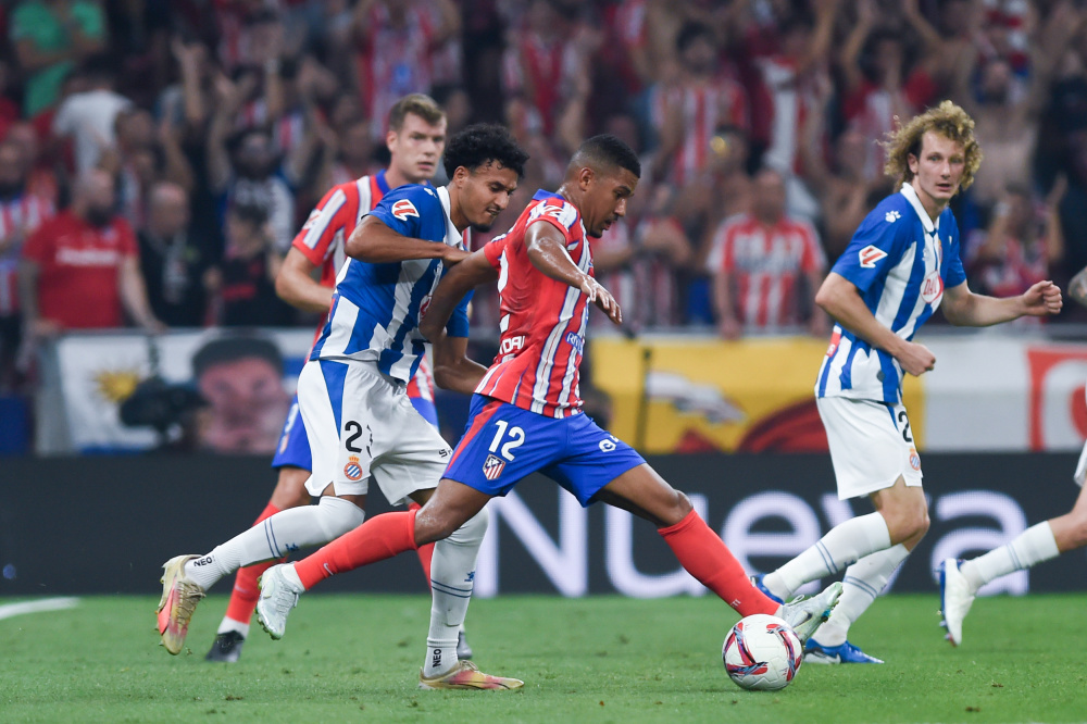 传记作者：莱万年少时常因身材自卑；他与渣叔的关系起初不好（传记作者称：莱万少年因身材自卑，与渣叔起初关系不佳）