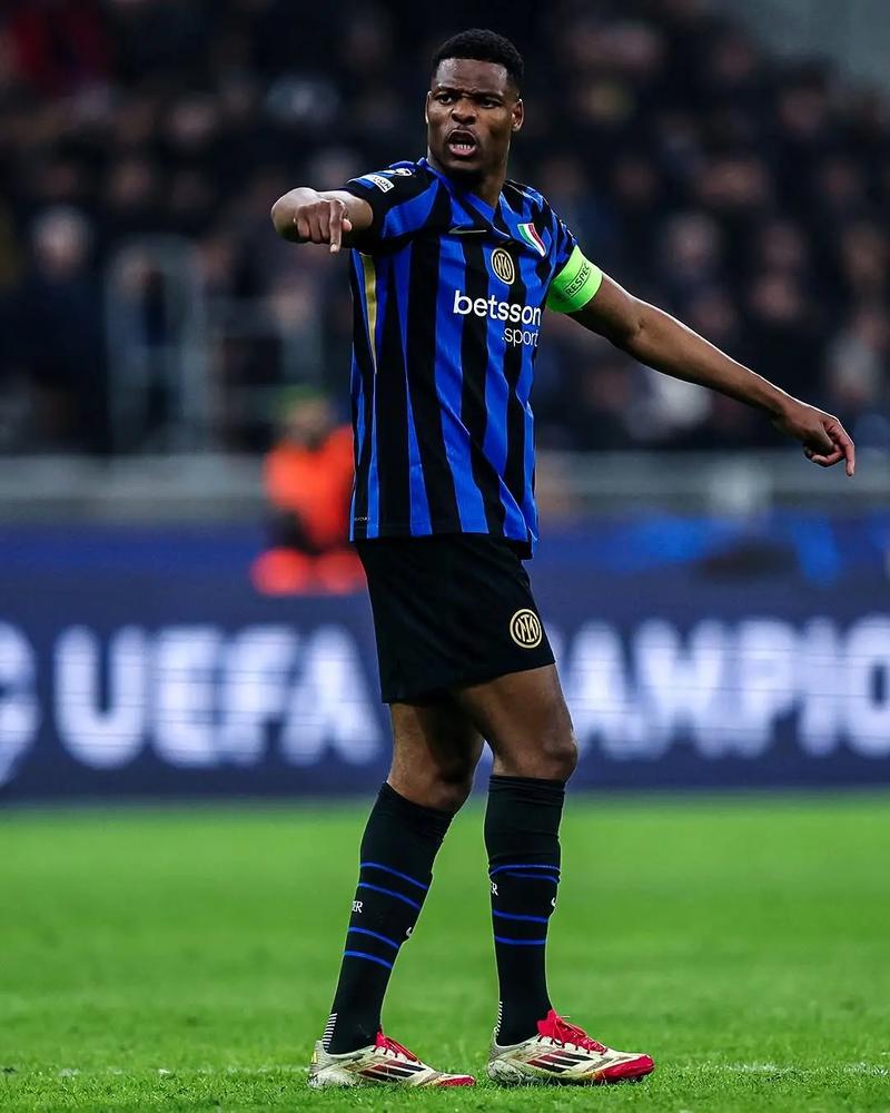 崇明四杰！武磊、颜骏凌、王燊超、吕文君斩获个人第4座中超冠军（崇明四杰再登顶：武磊、颜骏凌、王燊超、吕文君各夺个人第4座中超桂冠）