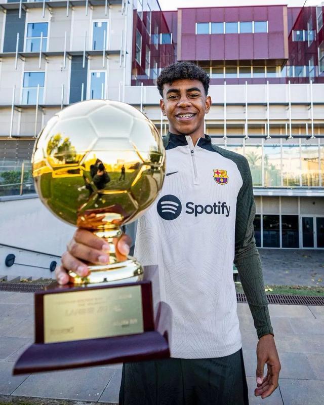 莱万：我经常带伤上场，肋骨骨折也硬撑；不着急决定未来（莱万：带伤出战成常态，肋骨骨折也坚持；未来去留不着急）