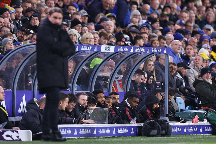 理性追星，新鹏城vs成都赛后有球迷跳下看台与韦世豪合影（理性追星！新鹏城战成都后有球迷翻越看台与韦世豪合影）