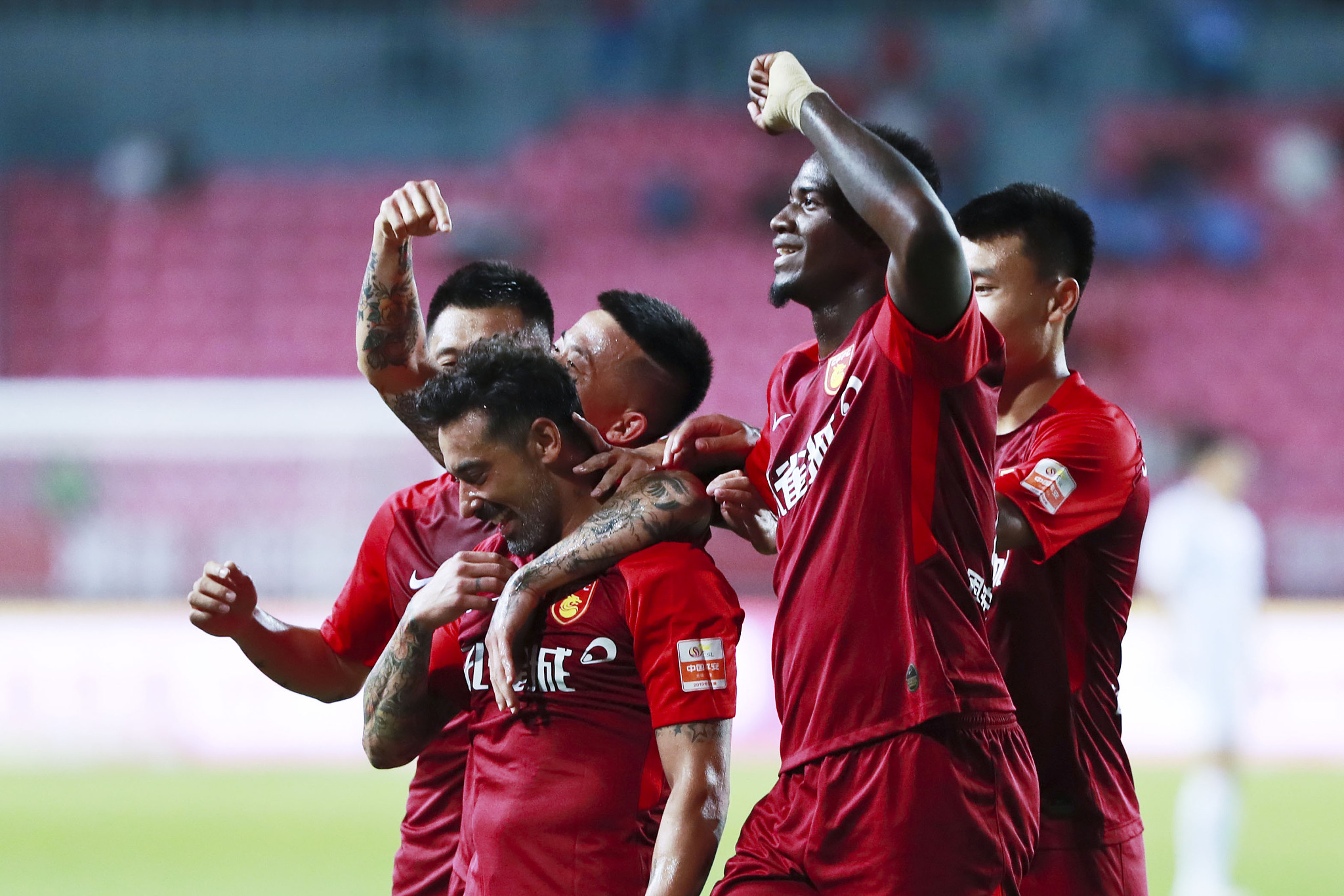 热议U22男足输越南：五后卫+偏哨都输了，非要国际日去忙全运（U22国足负越南掀热议：五后卫难救场，争议判罚难改局，国际比赛日仍忙全运）