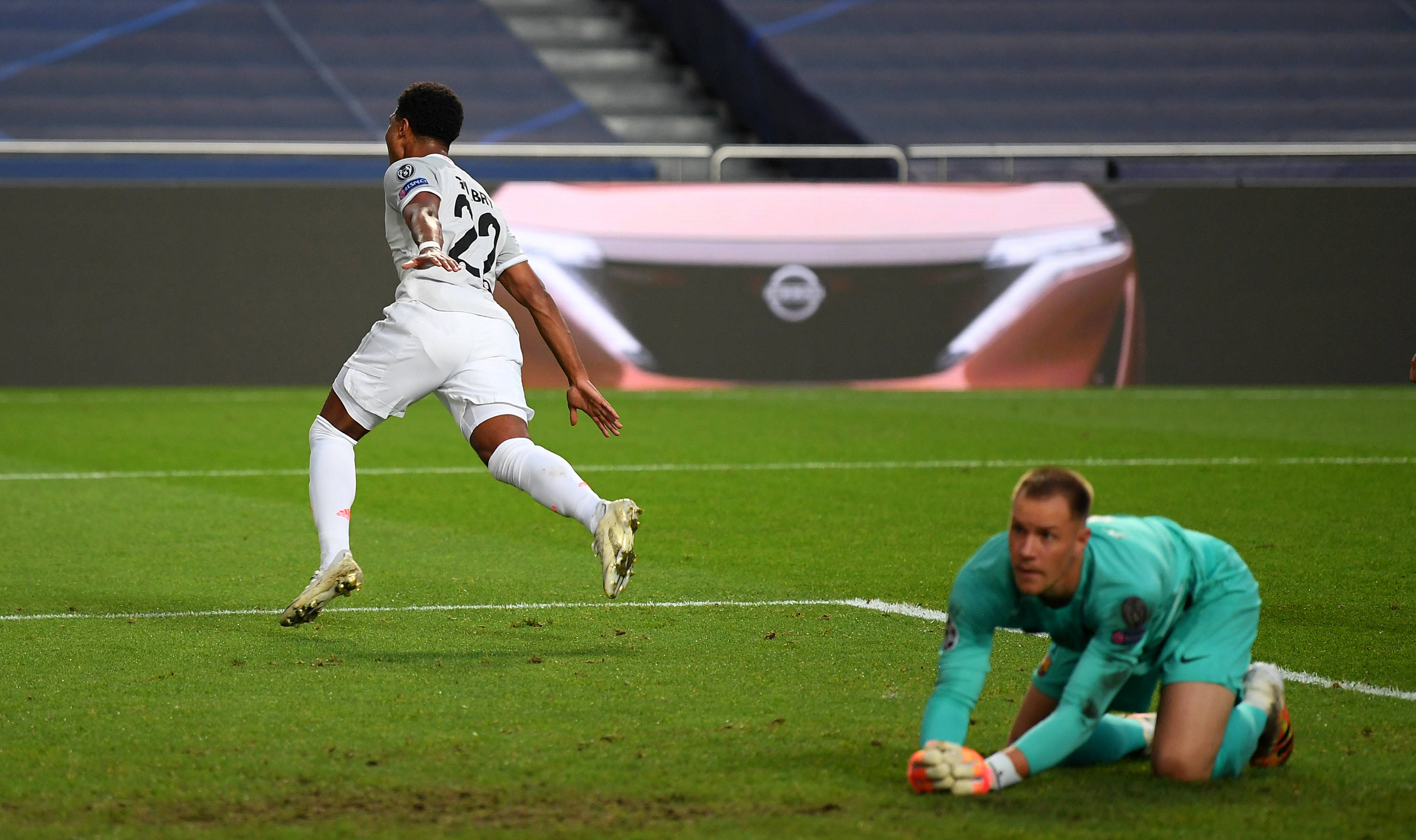 皇马本泽马梅开二度助球队获胜（本泽马双响，助皇马取胜）