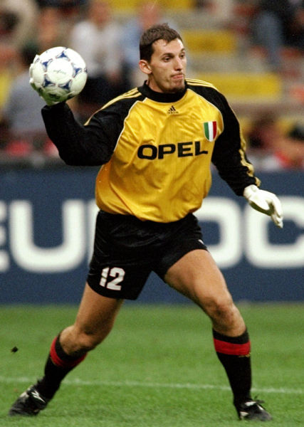 本人亲自出面辟谣！卡马文加：比赛中我吼的不是维尼修斯（卡马文加澄清：比赛中我的喊话并非针对维尼修斯）