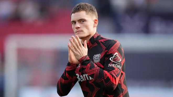 队报球迷票选2025年度11人：中前场巴萨占3席，锋线姆巴佩+登贝莱（队报球迷评选2025年度最佳11人：巴萨中前场占三席，锋线姆巴佩联手登贝莱）