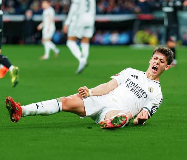 卫报：水晶宫坚持买埃泽必须付解约金，而且要预付一半（卫报：水晶宫要求买家触发埃泽解约条款，并预付一半费用）