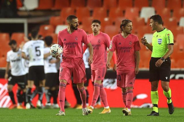 有传闻称雷吉隆未与前女友分手时就与现女友交往，被后者否认（网传雷吉隆与现任交往时尚未与前任分手，现女友辟谣）